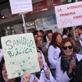 Varios manifestantes exigen la mejora de la Atención Primaria en la Sanidad Pública, frente a la Asamblea de Madrid, a 1 de diciembre de 2022