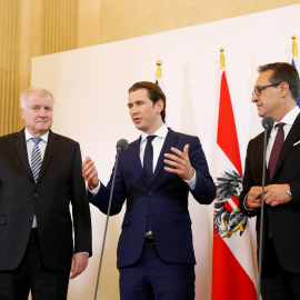 El canciller federal de Austria, Sebastian Kurz; el vicecanciller austriaco, Heinz-Christian Strache, y el ministro alemán de Interior, Horst Seehofer.- REUTERS