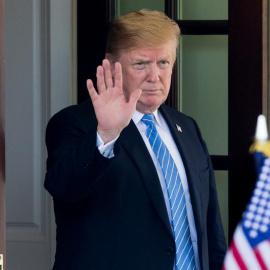 02/07/2018.- El presidente de Estados Unidos, Donald J. Trump, saluda tras reunirse con el primer ministro holandés, Mark Rutte (fuera de cuadro), hoy, lunes 2 de julio de 2018, en la Casa Blanca en Washington, DC (EE. UU.). EFE/MICHAEL REYNOLDS