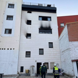 Imagen del edificio incendiado en Collado Villalba (Madrid), donde residían al menos 15 familias que ocupaban el inmueble vacío propiedad de la Sareb.