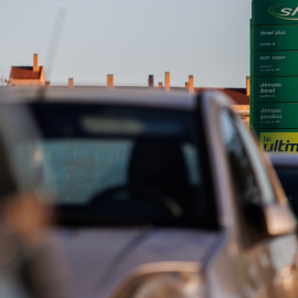 Cartel con indicadores de precios de combustible en una gasolinera, a 27 de diciembre de 2022