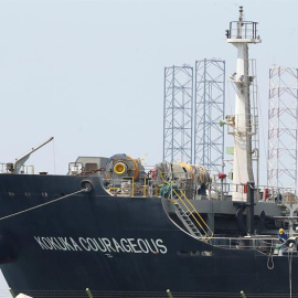 Barco que fue atacado en el golfo de Omán. EFE/EPA/ALI HAIDER