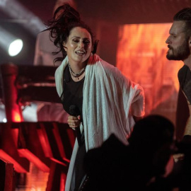 La banda neerlandesa de metal sinfónico Within Temptation, durante el concierto de la jornada da clausura del Resurrection Fest celebrado este sábado en Viveiro (Lugo). /EFE