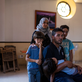 Mahmud Mohamed y su mujer, Muna Alahmed, embarazada de ocho meses, viven desde hace un mes en la parroquia San Carlos Borromeo de Vallecas con sus tres hijos pequeños. Esta familia de refugiados sirios fue obligada a volver a Madrid desde Alemania, donde