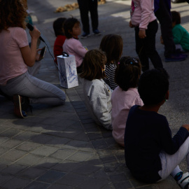 25/03/2021.- Varios niños sentados frente al colegio público Lope de Vega, en Madrid. Jesús Hellín / Europa Press