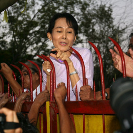 Fotografía de archivo de Aung San Suu Kyi de noviembre de 2010 rodeada de seguidores en la entrada de su domicilio en Rangún.