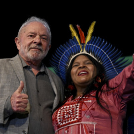 El recién elegido presidente de Brasil, Lula da Silva, y Sonia Guajara, que encabezará el nuevo Ministerio de los Pueblos Originarios.