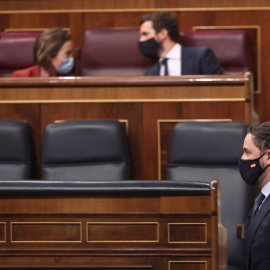 El presidente de Vox, Santiago Abascal, pasa por delante del (I-D) diputado del PP, Teodoro García Egea; la portavoz del PP en el Congreso de los Diputados, Cuca Gamarra; y el presidente del PP, Pablo Casado