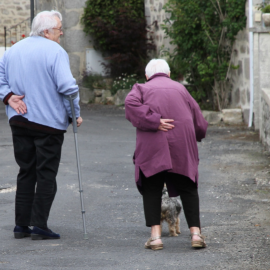 Fotografía de una pareja de ancianos.