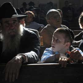 Miembros de la comunidad judía de Cracovia celebran la creación de una nueva torá, el libro sagrado judío, en abril del 2009. AFP PHOTO / JANEK SKARZYNSKI JANEK SKARZYNSKI / AFP