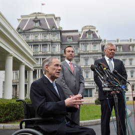 El gobernador de Texas, Greg Abbott, habla con la prensa frente a la Casa Blanca /AFP (Mandel Ngan)