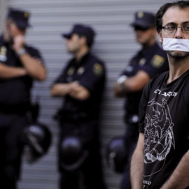 Hombre amordazado durante una protesta contra  la nueva ley de seguridad ciudadana en Gijón,  Asturias, 30 de junio de 2015. REUTERS/Eloy Alonso