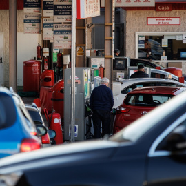 Coches repostando en una gasolinera, de Madrid el día 27 de diciembre, cuando el Gobierno anuncia que la bonificación para los combustibles finalizará a partir de 2023.