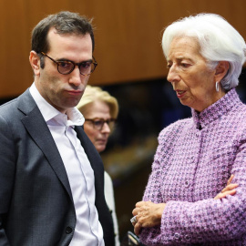 El ministro de Economía, Carlos Cuerpo, conversa con la presidenta del Banco Central Europeo (BCE), Christine Lagarde, al inicio de una reunión del Eurogrupo en Luxemburgo. EFE/ Olivier Hoslet