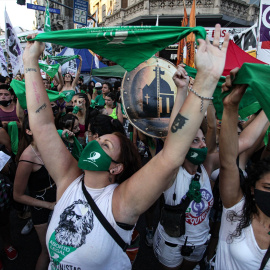 Miles de mujeres se manifestaron frente al congreso argentino mientras senadores discuten la ley para el aborto legal, seguro y gratuito