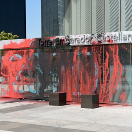 08/10/2024 | Pintadas realizadas con tintes rojo y negro por activistas de Futuro Vegetal en el edificio donde se encuentra la embajada del Reino Unido en España, a 15 de junio de 2023, en Madrid (España).