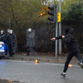 Una vista general de los jóvenes nacionalistas chocando con la policía en Springfield Road en el oeste de Belfast, en Irlanda del Norte, Gran Bretaña, 08 de abril de 2021.