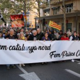 Més d'un miler de persones es manifesten a Perpinyà i reclamen "esborrar" les fronteres que separen Catalunya