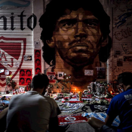 Aficionados se reúnen para homenajear a Diego Armando Maradona en el Estadio del Club Argentinos Juniors, en Buenos Aires (Argentina).