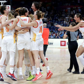 Las jugadoras de España celebra el pase a la final del Eurobasket tras ganar a Serbia. /EFE