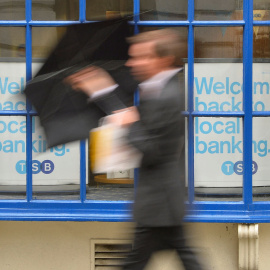 Un hombre pasa por delante de una sucursal de TSB, la filial británica de Banco Sabadell, en Londres. REUTERS/Toby Melville