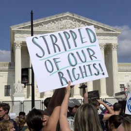 Una mujer sostiene una pancarta que dice "Despojadas de nuestros derechos" hoy, durante una manifestación contra el fallo que prohíben el aborto, frente al Tribunal Supremo en Washington