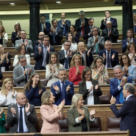 El presidente del PP, Alberto Núñez Feijóo (1d), es aplaudido tras su intervención durante una sesión plenaria, en el Congreso de los Diputados, a 9 de octubre de 2024, en Madrid (España).