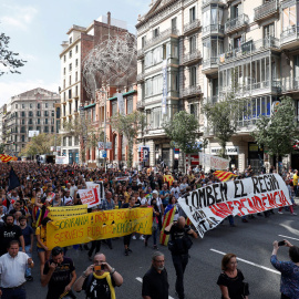 Manifestantes se manifiestan en Barcelona durante el primer aniversario del referéndum del 1-O. - REUTERS