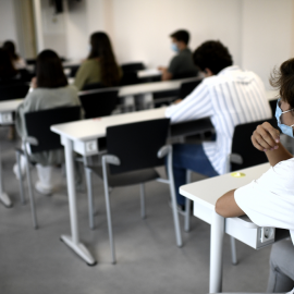 Alumnos en una clase de la Facultad de Humanidades y Ciencia de la Comunicación de la Universidad privada CEU San Pablo durante el primer día del curso 2020-2021, en Madrid (España), a 14 de septiembre.