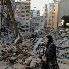 Una mujer camina entre los escombros de edificios que fueron blanco de ataques aéreos israelíes en el centro de Beirut, a 11 de octubre de 2024.