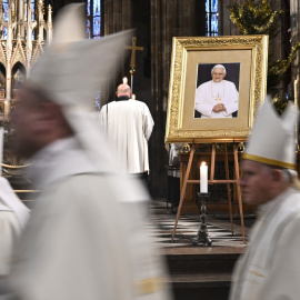 Imagen de varios sacerdotes velando a Benedicto XVI, tras conocerse su muerte, en la Catedral de Praga.