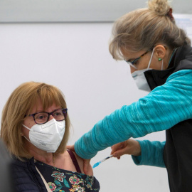 Una mujer recibe una dosis de la vacuna de AstraZeneca, este sábado en las instalaciones del Ifevi.