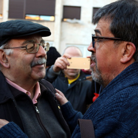 Pesarrodona saluda l'alcalde de Callús, Jordi Badia (ERC). 7 de febrer de 2018.