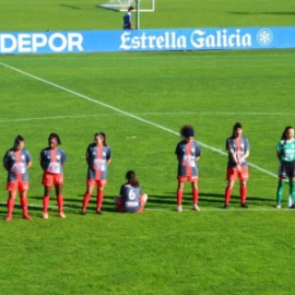 Paula Dapena durante el minuto de silencio a Maradona.