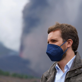 El presidente del Partido Popular, Pablo Casado, visitó este miércoles en La Palma algunas de las zonas más afectadas por la erupción volcánica.