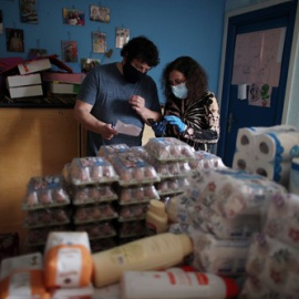 Vecinos voluntarios de la Red de Cuidados de Moratalaz preparan cestas de comida para repartir entre los más necesitados en el local de la Asociación APOYO (C/ Corregidor Diego de Valderrábano, 45) durante el estado de alarma decretado por el Gobierno 