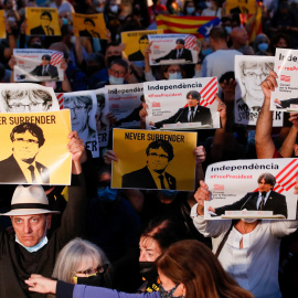 La plaza Sant Jaume de Barcelona se llena de manifestantes en apoyo a Puigdemont.