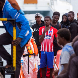 Migrantes subsaharianos desembarcan después de ser rescatados en el mar al sur de las Islas Canarias, en el puerto de Arguineguín en la isla de Gran Canaria. REUTERS / Borja Suarez