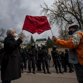 Un grupo de personas protesta frente a la embajada rusa en Praga después de que el Gobierno de la República Checa acusase a Moscú de espionaje y sabotaje.