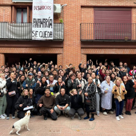 Ana María, junto a los casi 200 vecinos y activistas que se concentraron frente a su piso para impedir su desahucio.