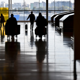 Pasajeros recorriendo la terminal 4 del aeropuerto Adolfo Suárez Madrid-Barajas.