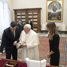 El presidente del Gobierno, Pedro Sánchez, durante un encuentro con el papa Francisco.