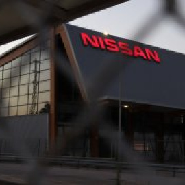 Un any després de l'anunci del tancament de Nissan, la plantilla encara espera un substitut