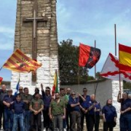 Las fotos de la vergüenza: una treintena de franquistas vuelven a desafiar la Ley de Memoria con un mitin en Huesca