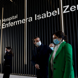 La secretaria de Estado de Sanidad, Silvia Calzón (i); el presidente del Partido Popular, Pablo Casado (2i); la presidenta de la Comunidad de Madrid, Isabel Díaz Ayuso (2d); el alcalde de Madrid José Luis Martínez Almeida (d) y el consejero de Sanidad