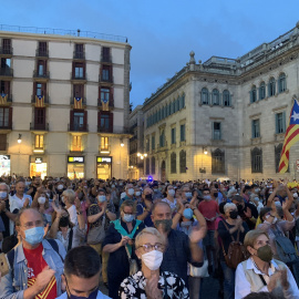 Una imatge de la concentració d'aquest divendres al vespre a Barcelona contra la detenció de Carles Puigdemont.