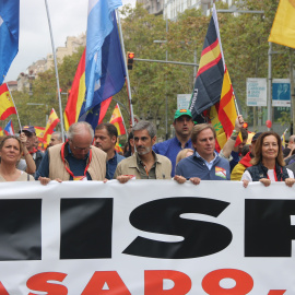 Membres de Vox a la capçalera de la manifestació del 12-O a Barcelona.