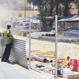 10/08/2022 Dos obreros colocan una pieza metálica del cajón de obra durante las obras de ampliación del metrocentro de San Bernardo a Santa Justa en el barrio de Nervión, a 29 de julio de 2022 en Sevilla