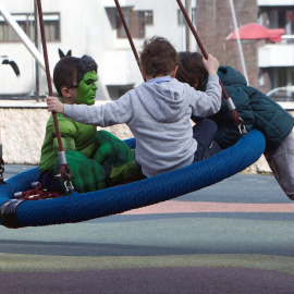 Varios niños juegan en un parque infantil. EFE/Salvador Sas/Archivo