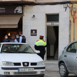 Els Mossos al lloc de l'homicidi, a Manresa. Imatge del 14 d'abril del 2021.